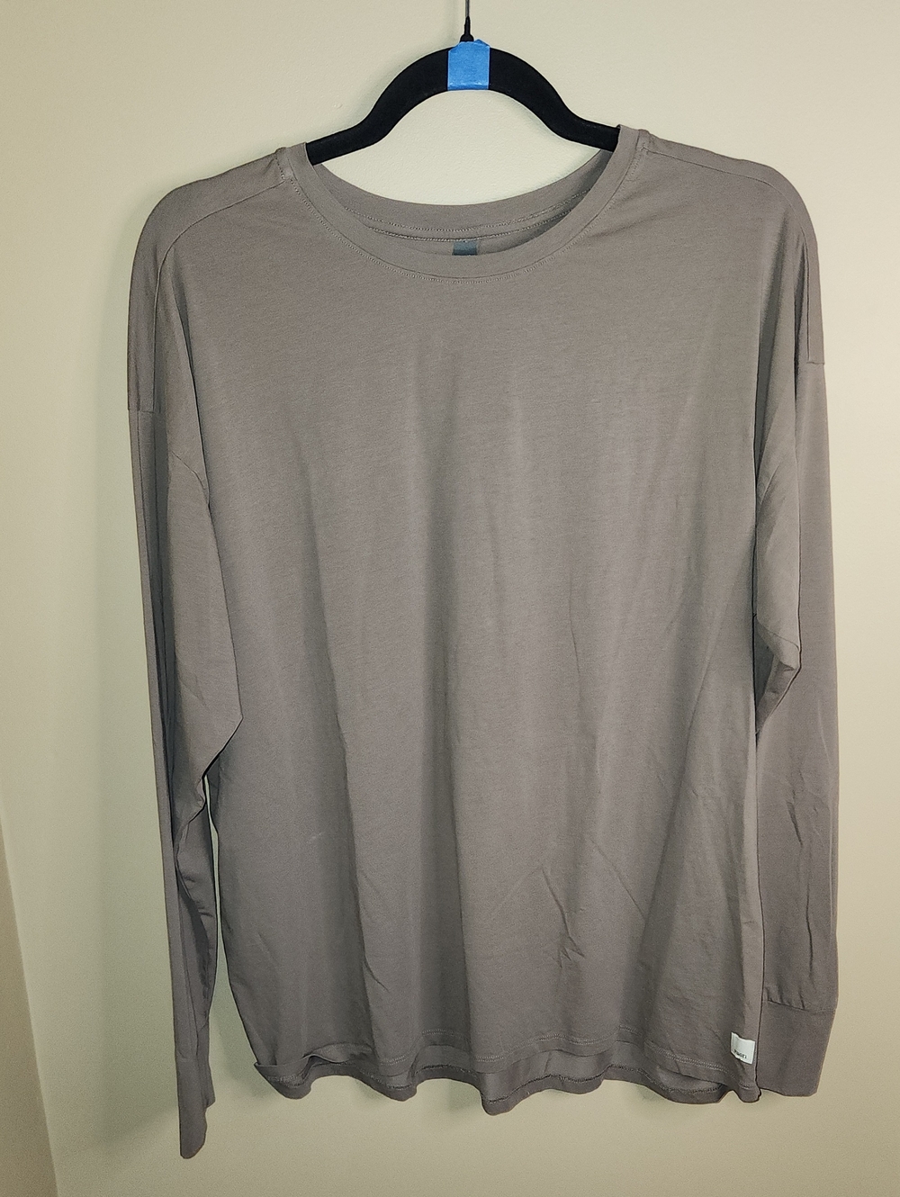 Vuori Long Sleeve Ponto Performance Tee in  Brown. Est. Size L.